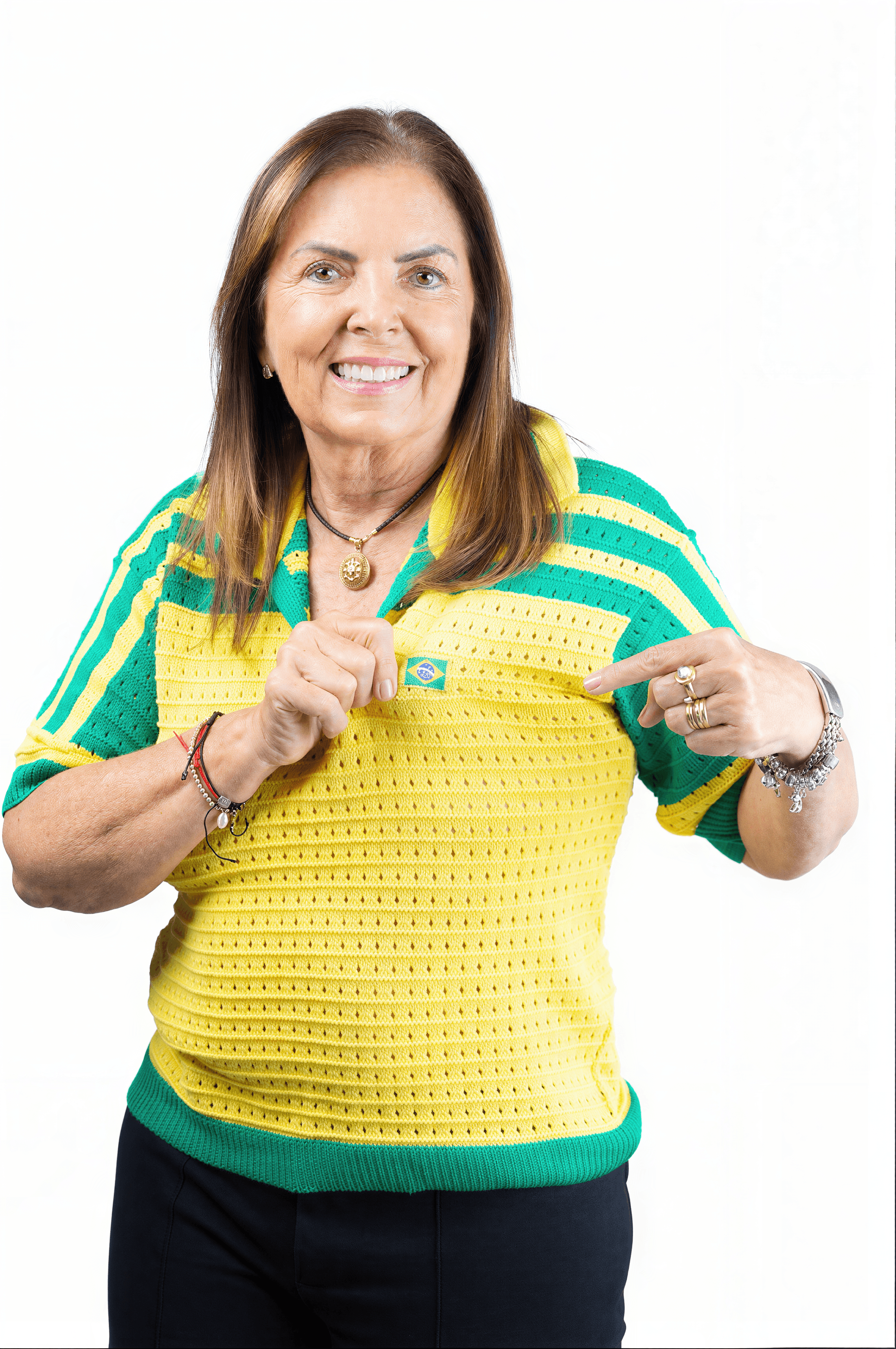 Gláucia Santiago vestindo as cores do Brasil e apontando para a bandeira em sua blusa.